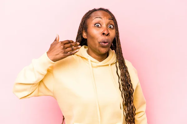 Jong Afrikaans Amerikaans Vrouw Geïsoleerd Roze Achtergrond Lachen Iets Bedekken — Stockfoto