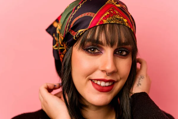 Ung Kaukasiska Makeup Artist Kvinna Isolerad Rosa Bakgrund — Stockfoto