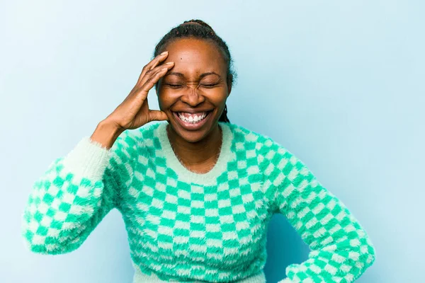 Młoda Afroamerykanka Odizolowana Niebieskim Tle Dużo Się Śmieje Koncepcja Szczęścia — Zdjęcie stockowe