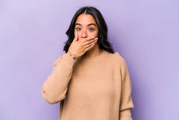 Giovane Donna Ispanica Isolata Sfondo Viola Che Copre Bocca Con — Foto Stock