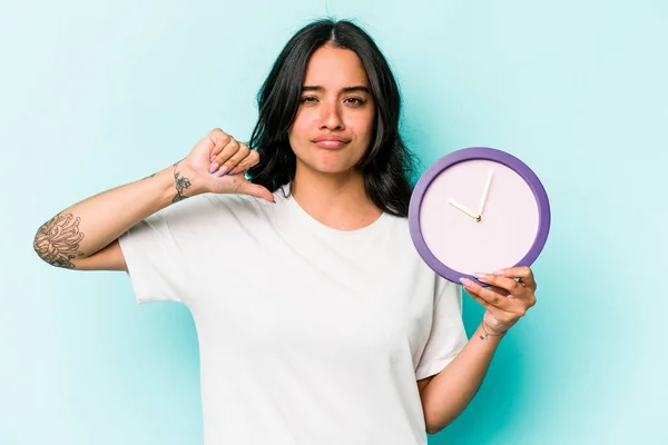 Young Hispanic Woman Holding Clock Isolated Blue Background Feels Proud — Fotografia de Stock