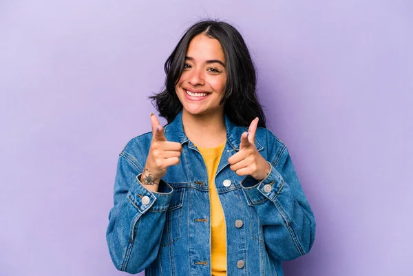 Jovem Hispânica Isolada Fundo Roxo Apontando Para Frente Com Dedos — Fotografia de Stock