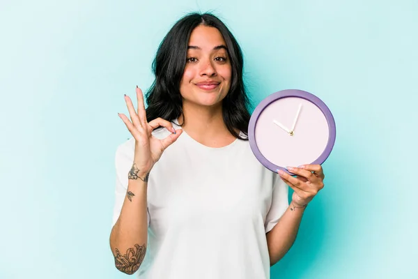 Young Hispanic Woman Holding Clock Isolated Blue Background Cheerful Confident — Stok fotoğraf