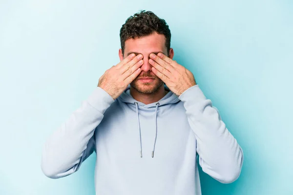 Junger Kaukasischer Mann Isoliert Auf Blauem Hintergrund Angst Die Augen — Stockfoto