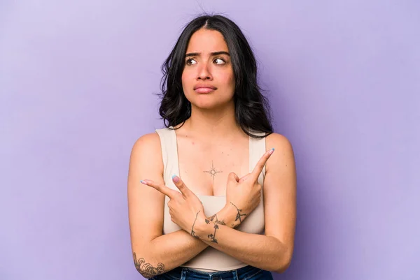 Young Hispanic Woman Isolated Purple Background Points Sideways Trying Choose — 스톡 사진