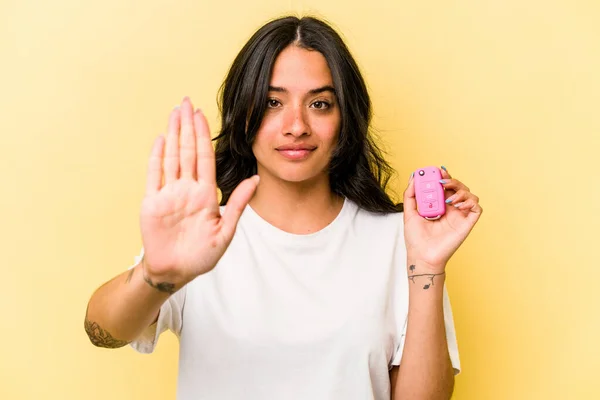 Junge Hispanische Frau Mit Autoschlüssel Isoliert Auf Rosa Hintergrund Stehend — Stockfoto