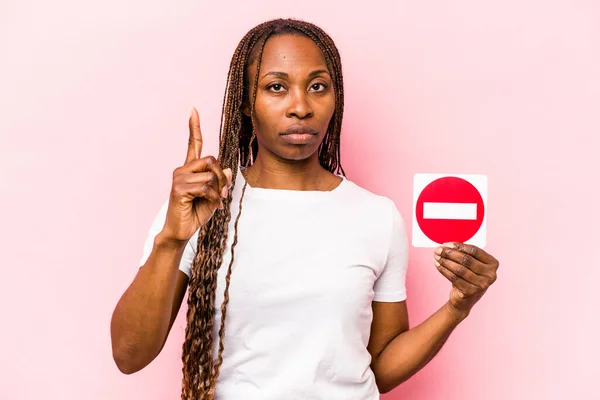 Ung Afroamerikansk Kvinna Håller Förbjuden Skylt Isolerad Rosa Bakgrund — Stockfoto