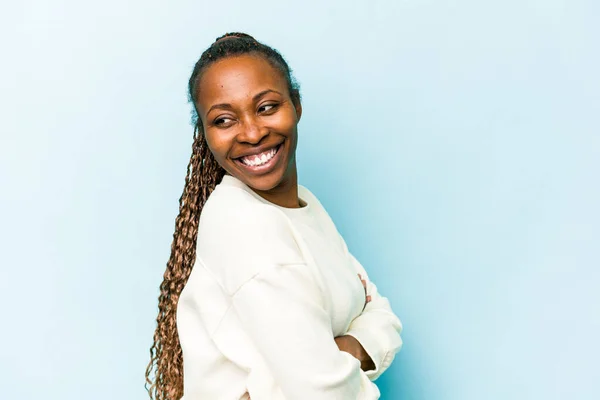 Jong Afrikaanse Amerikaanse Vrouw Geïsoleerd Blauwe Achtergrond Lachen Plezier Hebben — Stockfoto