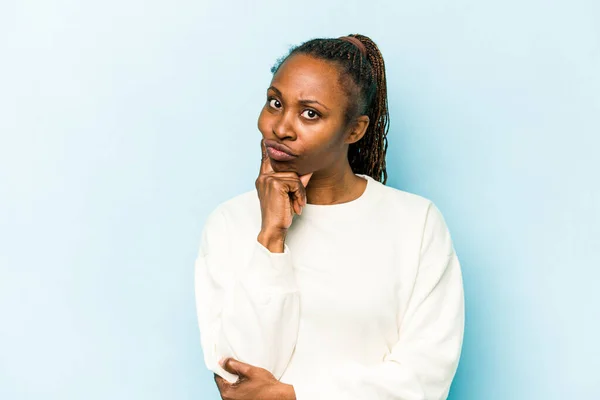 Junge Afrikanisch Amerikanische Frau Isoliert Auf Blauem Hintergrund Unglücklich Die — Stockfoto
