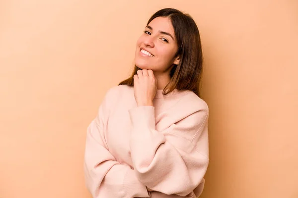 Jonge Hispanic Vrouw Geïsoleerd Beige Achtergrond Glimlachen Gelukkig Zelfverzekerd Aanraken — Stockfoto