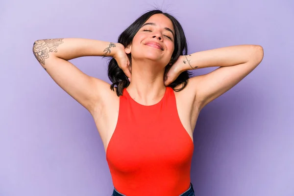 Young Hispanic Woman Isolated Purple Background Feeling Confident Hands Head — Stock Photo, Image