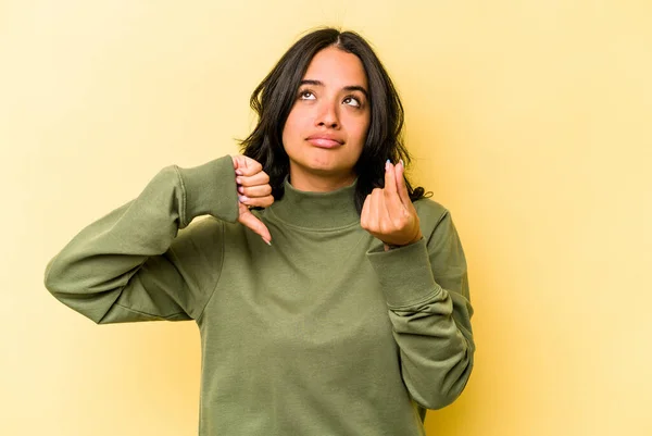Young Hispanic Woman Isolated Yellow Background Showing She Has Money — Fotografia de Stock