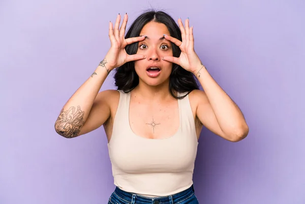 Young Hispanic Woman Isolated Purple Background Keeping Eyes Opened Find — Stock Photo, Image