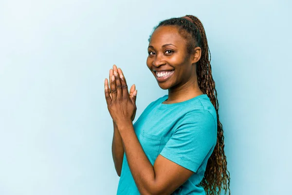 Jong Afrikaans Amerikaanse Vrouw Geïsoleerd Blauwe Achtergrond Gevoel Energiek Comfortabel — Stockfoto