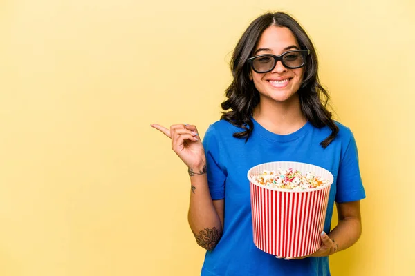 Young Hispanic Woman Holding Popcorn Isolated Yellow Background Smiling Pointing — Stock Photo, Image