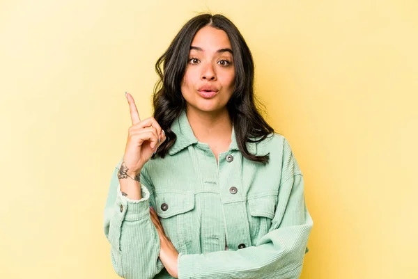 Young Hispanic Woman Isolated Yellow Background Having Some Great Idea — 스톡 사진
