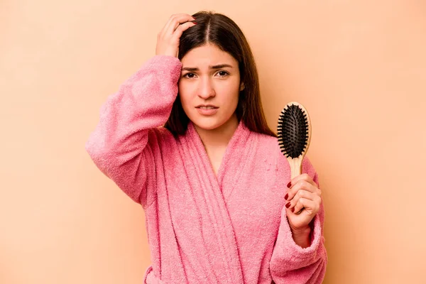 Elinde Saç Fırçası Olan Genç Spanyol Kadın Bej Arka Planda — Stok fotoğraf