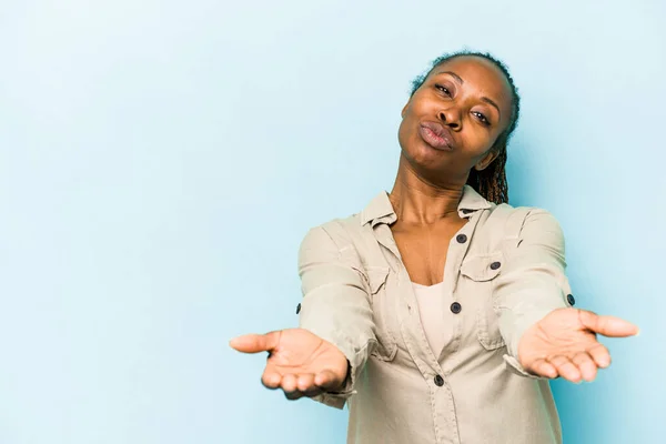 Giovane Donna Afro Americana Isolata Sfondo Blu Labbra Pieghevoli Palme — Foto Stock