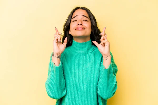 Young Hispanic Woman Isolated Yellow Background Crossing Fingers Having Luck — Foto Stock