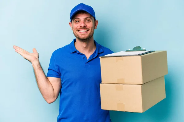 Young Caucasian Delivery Man Isolated Blue Background Showing Copy Space — Stockfoto