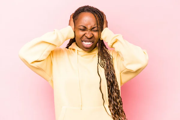 Jong Afrikaans Amerikaans Vrouw Geïsoleerd Roze Achtergrond Bedekking Oren Met — Stockfoto