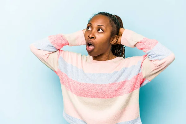 Mladá Africká Američanka Izolované Modrém Pozadí Křičí Velmi Vzrušený Vášnivý — Stock fotografie