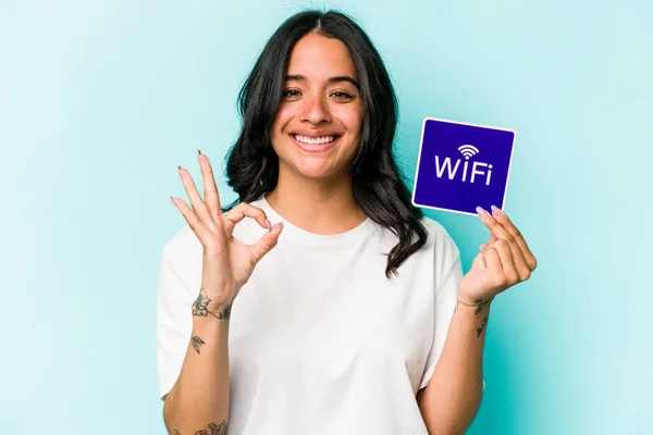 Ung Latinamerikansk Kvinna Håller Wifi Skylt Isolerad Gul Bakgrund Glad — Stockfoto