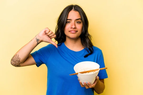 Ung Latinamerikansk Kvinna Äter Ram Isolerad Blå Bakgrund Visar Motbjudande — Stockfoto