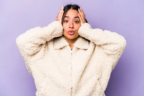 Mor arka planda izole edilmiş genç İspanyol kadın şok geçiriyordu. Önemli bir buluşmayı hatırladı..