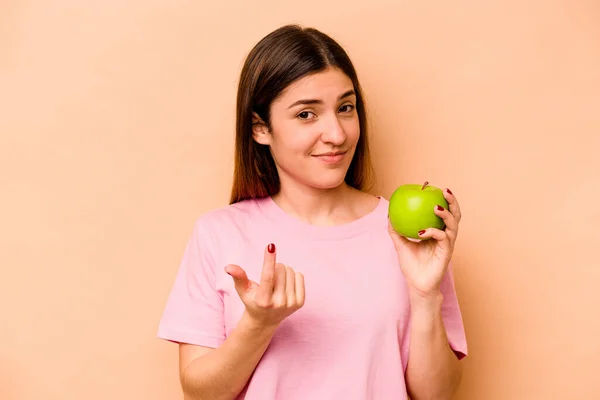 Giovane Donna Ispanica Possesso Una Mela Isolata Sfondo Beige Che — Foto Stock