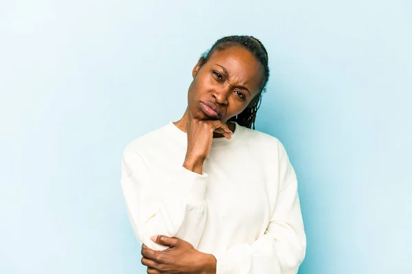 Genç Afrikalı Amerikalı Kadın Mavi Arka Planda Izole Edilmiş Tekrarlanan — Stok fotoğraf