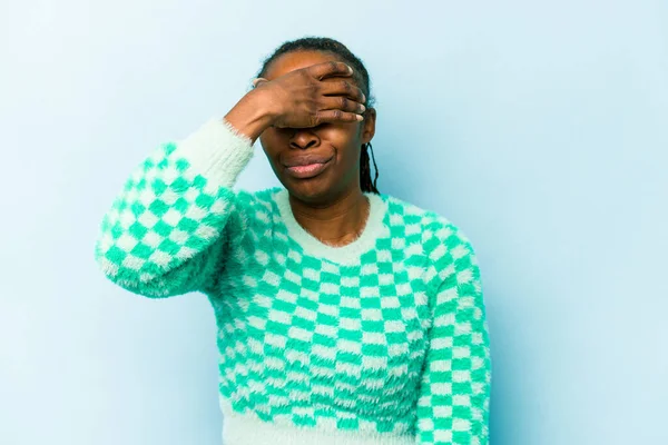 Joven Mujer Afroamericana Aislada Sobre Fondo Azul Tocando Las Sienes — Foto de Stock