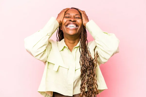 Pembe Arka Planda Izole Edilmiş Genç Afro Amerikalı Kadın Mutlu — Stok fotoğraf