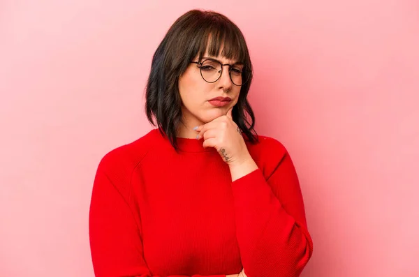 Mujer Caucásica Joven Aislada Sobre Fondo Rosa Pensando Mirando Hacia —  Fotos de Stock