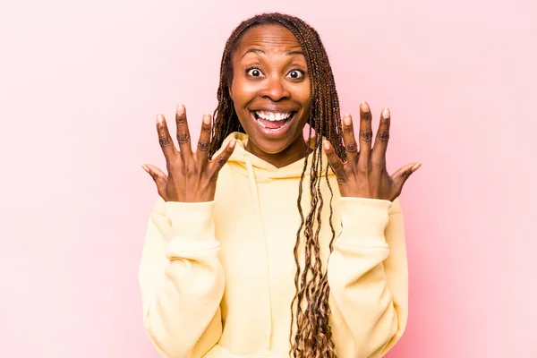 Jong Afrikaans Amerikaans Vrouw Geïsoleerd Roze Achtergrond Tonen Nummer Tien — Stockfoto