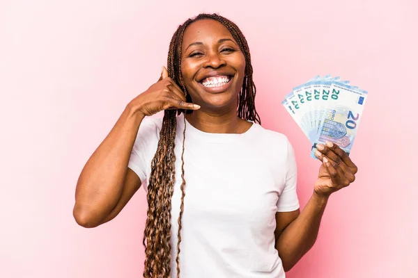 Νεαρή Αφρο Αμερικανίδα Που Κρατάει Τραπεζογραμμάτια Ροζ Φόντο Και Δείχνει — Φωτογραφία Αρχείου