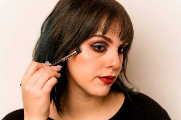Joven Mujer Caucásica Sosteniendo Cepillo Maquillaje Aislado Sobre Fondo Rosa —  Fotos de Stock