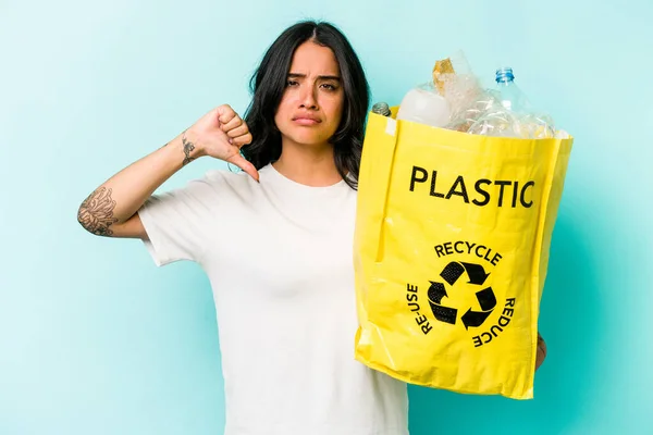 Ung Latinamerikansk Kvinna Återvinning Plast Isolerad Gul Bakgrund Visar Motbjudande — Stockfoto