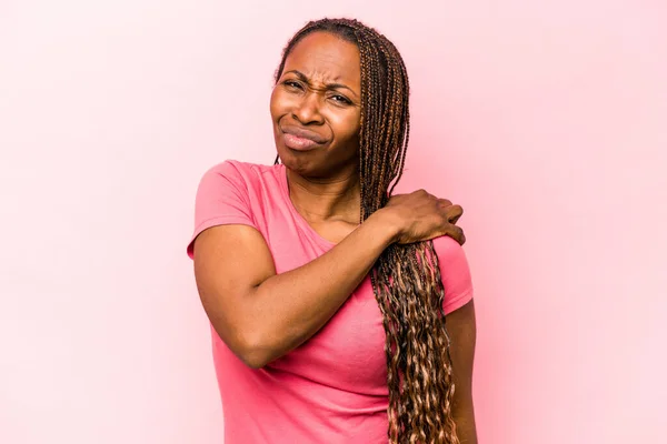 Genç Afrikalı Amerikalı Kadın Pembe Arka Planda Izole Edilmiş Omuz — Stok fotoğraf