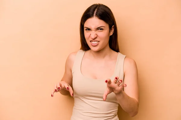 Jonge Spaanse Vrouw Geïsoleerd Beige Achtergrond Tonen Klauwen Imiteren Van — Stockfoto