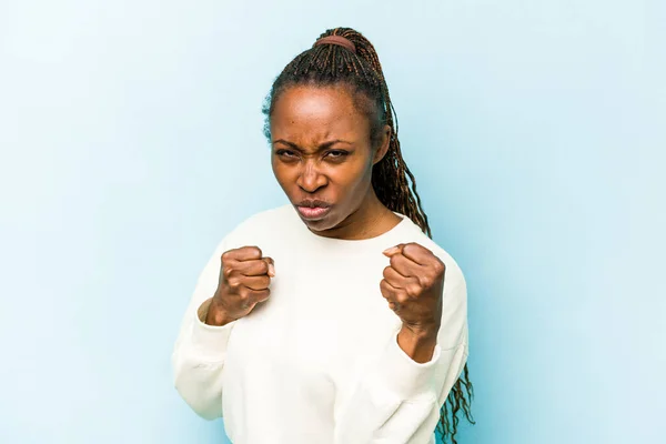 Молодая Африканская Американка Изолированная Синем Фоне Показывает Кулак Камере Агрессивное — стоковое фото