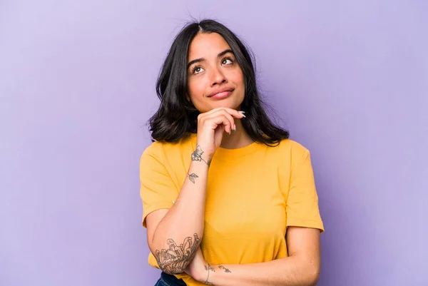 Young Hispanic Woman Isolated Purple Background Thinking Looking Being Reflective — 스톡 사진