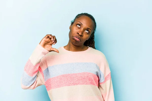 Jonge Afro Amerikaanse Vrouw Geïsoleerd Blauwe Achtergrond Toont Een Afkeer — Stockfoto