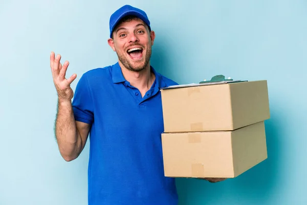 Young Caucasian Delivery Man Isolated Blue Background Receiving Pleasant Surprise — Stockfoto