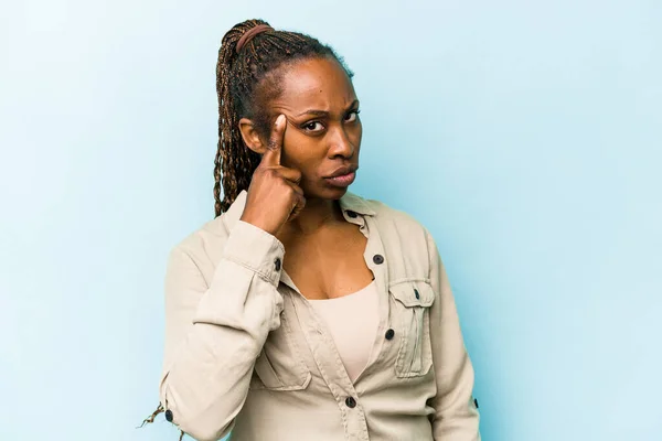 Junge Afrikanisch Amerikanische Frau Isoliert Auf Blauem Hintergrund Zeigt Mit — Stockfoto