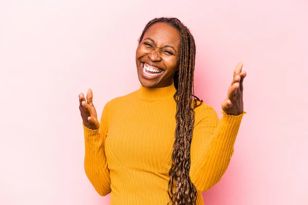 Jong Afrikaans Amerikaans Vrouw Geïsoleerd Roze Achtergrond Voelt Vertrouwen Het — Stockfoto
