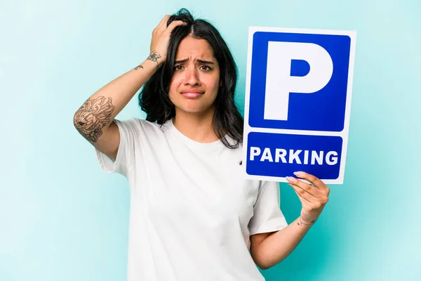 Ung Latinamerikansk Kvinna Som Håller Parkeringsskylt Isolerad Blå Bakgrund Chockad — Stockfoto