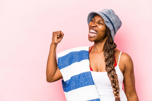 Ung Afroamerikansk Kvinna Håller Handduk Isolerad Rosa Bakgrund Höja Näve — Stockfoto