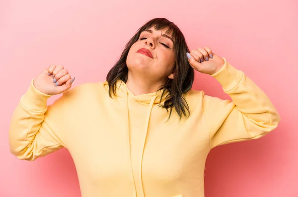 Mujer Joven Caucásica Aislada Sobre Fondo Rosa Brazos Extendidos Posición —  Fotos de Stock