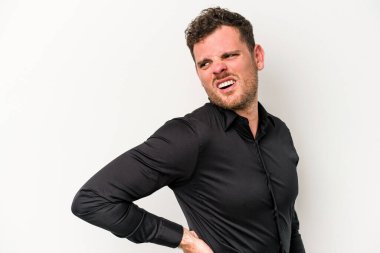 Beyaz arka planda izole edilmiş beyaz bir adam sırt ağrısı çekiyor..
